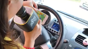 Clip: Nữ tài xế vừa lái xe vừa hát karaoke khiến người xem thót tim