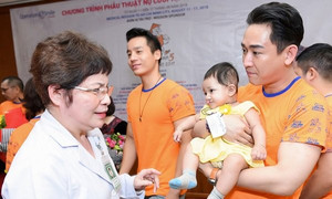 Hứa Vĩ Văn bật khóc khi đến thăm các trẻ em bị hở hàm ếch