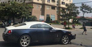 Va chạm với ô tô Honda CRV, siêu xe nát bét đầu: Chủ nhân xe Rolls-Royce là ai?