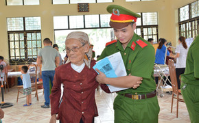 Chiến sỹ trẻ khám bệnh, phát thuốc miễn phí cho gần 200 hộ dân nghèo ở Hải Phòng