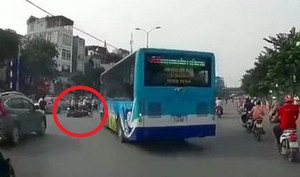 Clip: Xe buýt đột ngột quay đầu, hất văng xe máy đi bên cạnh