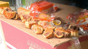 Bánh Trung thu 2000 đồng: Ăn vào có làm sao?