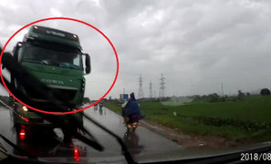 Clip: Xe tải vượt kiểu 'giết người', ép ô tô con lao xuống ruộng