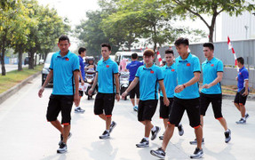 Olympic Việt Nam tập thể dục ngoài đường, đối diện với nỗi sợ hãi nhất Jakarta