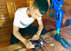 Sáng chế chân robot cho người khuyết tật của cậu bé trường làng