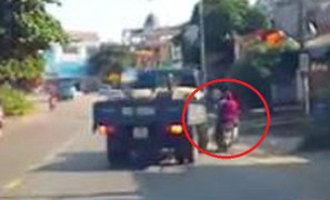 Clip: Xe tải vừa xi-nhan 1 giây đã rẽ, xe máy lách qua tài tình như phim