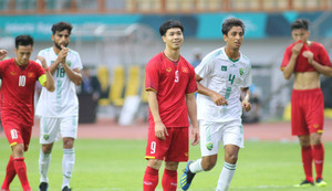 Hai lần sút hỏng 11m, Công Phượng đứng cười trừ trên sân