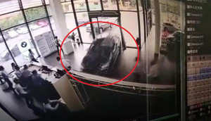 Clip: Lái thử BMW khi đi mua xe, nữ tài xế đạp nhầm chân ga, phá tan cửa hàng