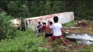 Container lao thẳng xuống vực sâu ở Quảng Bình