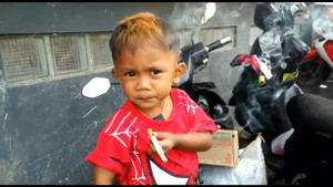 Kinh ngạc bé trai hơn hai tuổi ‘nghiện’ thuốc lá, hút 40 điếu một ngày