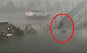 Clip: Cuồng phong thổi bay người đi bộ trên cầu vượt