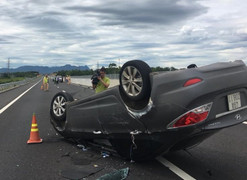 Tông vào dải phân cách, xe ô tô chở thai phụ lật trên cao tốc Đà Nẵng – Quảng Ngãi