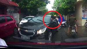 Clip: Lấn làn giữa lúc ùn tắc, nữ tài xế còn lớn tiếng ép xe đi đúng nhường đường