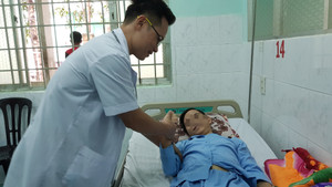 Bác sĩ vượt 500km đưa máy lọc máu đến cứu tân binh từ cõi chết trở về