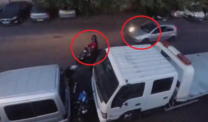 Clip: Trộm xe máy bị cao thủ bắt quả tang, nháo nhào bỏ của chạy lấy người