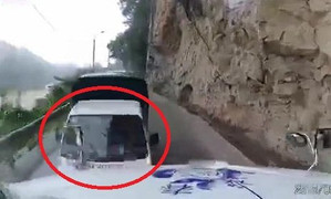 Clip: Xe tải lao như bay trên đèo dốc, đâm container như phim hành động