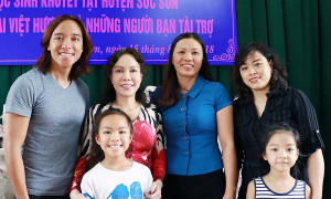 Việt Hương rạng rỡ cùng chồng con đi từ thiện, tặng áo ấm cho trẻ khuyết tật