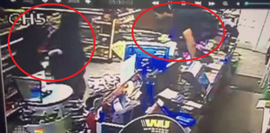 Clip: Võ sỹ quyền Anh một mình 'xử đẹp' 2 tên cướp có súng