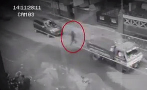 Video: Rợn người bóng đen băng qua dòng xe đông đúc rồi đột ngột biến mất