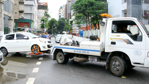 Cẩu hàng loạt ô tô dừng đỗ chiếm nửa làn đường Nguyễn Đình Chiểu, Hà Nội