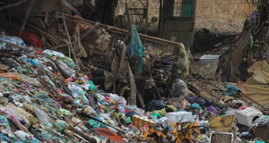 Vì sao tồn tại núi rác khổng lồ dưới chân cầu Long Biên?