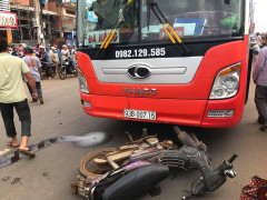 Chạy xe máy băng qua đường, người đàn ông bị xe khách tông chết tại chỗ