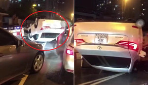 Clip: Ô tô Lexus lật ngửa, phơi bụng trên phố Hà Nội