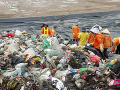 Cảnh 400 công nhân xử lý 5.000 tấn rác mỗi ngày ở Đa Phước