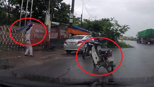 Clip: Người đàn ông dựng xe máy giữa đường, nhảy múa dưới trời mưa