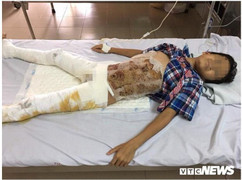 Mẹ bệnh nhi khóc cảm ơn Bộ trưởng Nguyễn Thị Kim Tiến ủng hộ tiền chữa bệnh cho con