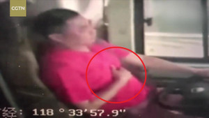 Clip: Lên cơn đau dữ dội, tài xế anh hùng cứu mạng 12 người trước khi chết