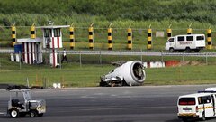 Video: Giây phút thót tim bên trong máy bay chở khách trượt khỏi đường băng ở Philippines
