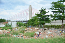 Ảnh: Núi phế thải án ngữ dưới chân cầu vượt lớn nhất Việt Nam