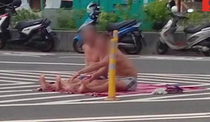 Clip: Choáng váng nhìn cặp du khách cởi trần tắm nắng giữa đường đông đúc
