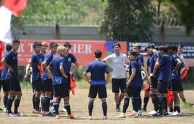 Nhật Bản điều xe buýt che chắn sân tập