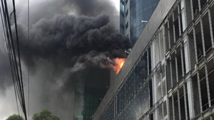 Clip: Cháy tòa nhà đang xây ở Cầu Giấy - Hà Nội, khói đen cuồn cuộn kín trời