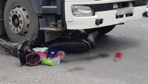 Vượt đèn đỏ, cô gái thoát chết trong gang tấc dưới gầm xe đầu kéo