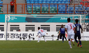 Hàng thủ Nhật Bản sai lầm ngớ ngẩn, Quang Hải nhanh chân mở tỷ số