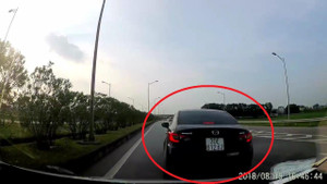 Clip: Hoảng hồn ô tô con dừng đột ngột, suýt gây đại họa trên cao tốc Hà Nội - Thái Nguyên
