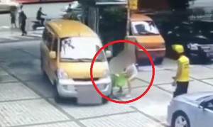 Clip: Người phụ nữ nhẫn tâm xô đứa trẻ vào ô tô để ăn vạ tài xế