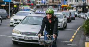 Nữ bộ trưởng New Zealand tự đạp xe đến bệnh viện sinh con