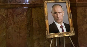 Treo chân dung ông Putin trong tòa nhà chính quyền bang, quan chức Mỹ bị kỷ luật