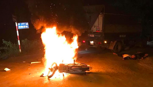 Đâm vào xe tải, xe máy bốc cháy ngùn ngụt, 2 anh em sinh đôi thương vong