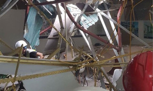 Clip: Hiện trường cần cẩu đứt cáp, vật liệu xây dựng rơi ngổn ngang ở Mễ Trì, Hà Nội