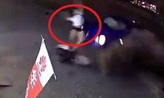 Clip: Đang ngồi trên xe máy, người phụ nữ bị ô tô tông bay lên trời