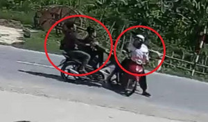 Clip: Xe máy phóng như tên lửa, tông người sang đường thảm khốc