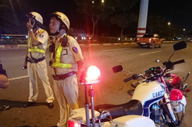 Chạy xe máy vào đường cấm, nam thanh niên tông CSGT trọng thương