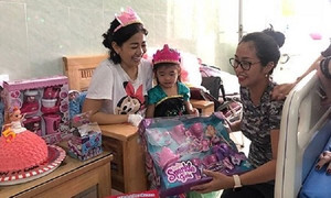 Xúc động hình ảnh Mai Phương mừng sinh nhật con gái 5 tuổi ở bệnh viện