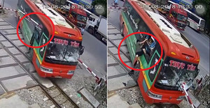 Clip: Barie xuyên thủng kính xe khách, hành khách nháo nhào phi thân qua cửa sổ