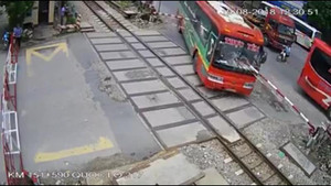 Barie chắn tàu xuyên thủng kính xe khách, hành khách nháo nhào phi thân qua cửa sổ